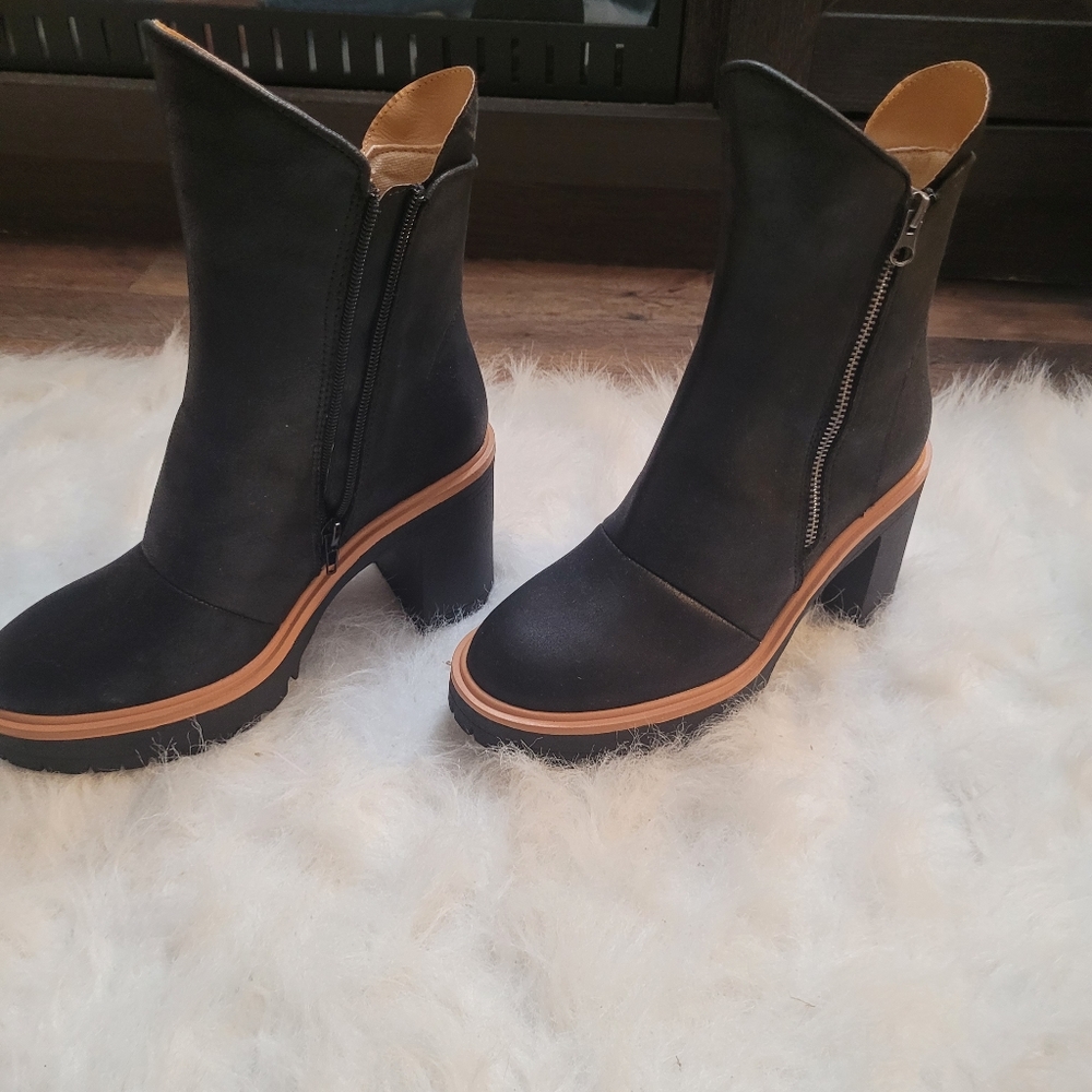 Brand new without box oasis society booties without box. Size 7.